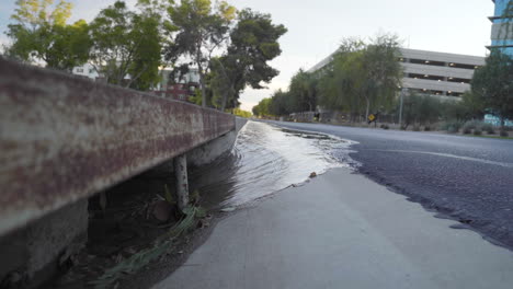 Escombros-Atascados-En-El-Drenaje-De-Alcantarillado-De-La-Ciudad-Con-Basura-Y-Escombros-Y-Agua-Corriente