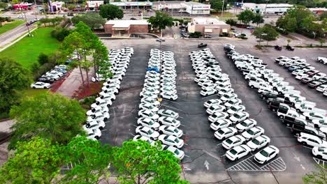 Unmarkierte-Polizeiautos-Parkplatz-Luftdrohnenaufnahme-LKW-Fahrt-Rechts.