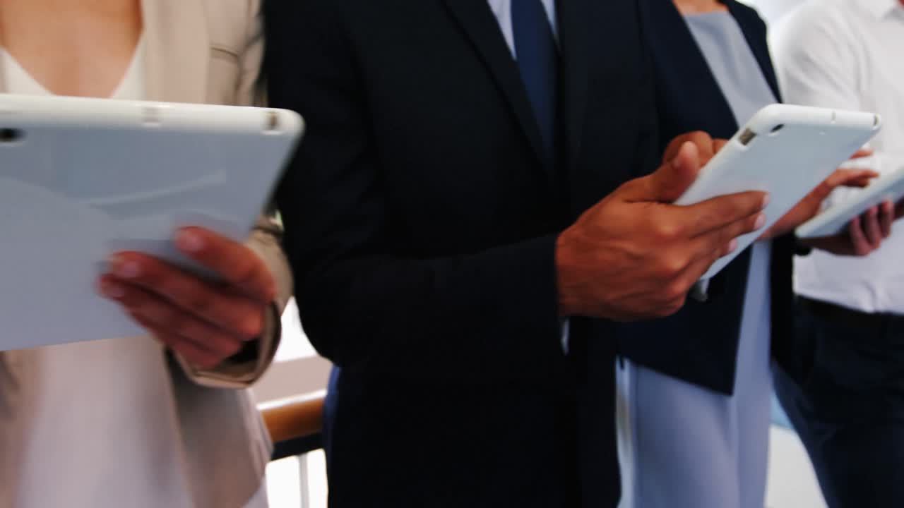 디지털 태블릿을 사용하는 비즈니스 임원