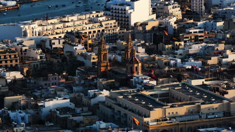 telefoto aérea tomada alrededor de la iglesia parroquial de sacro cuor, puesta de sol en sliema, malta