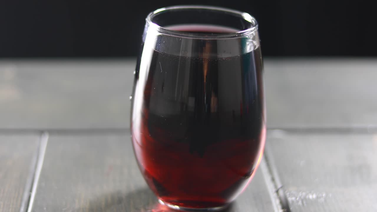 파란 물이 빨간색으로 변하는 것