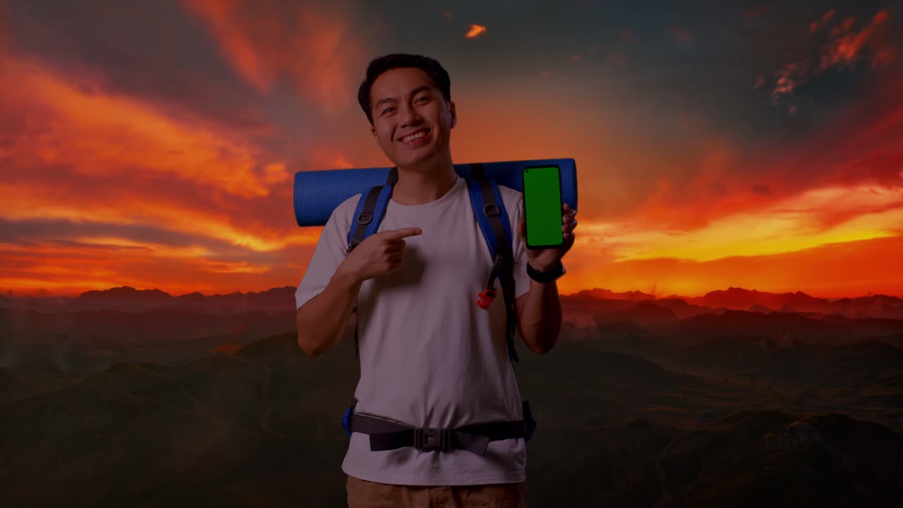 viajero feliz mostrando su teléfono inteligente al atardecer