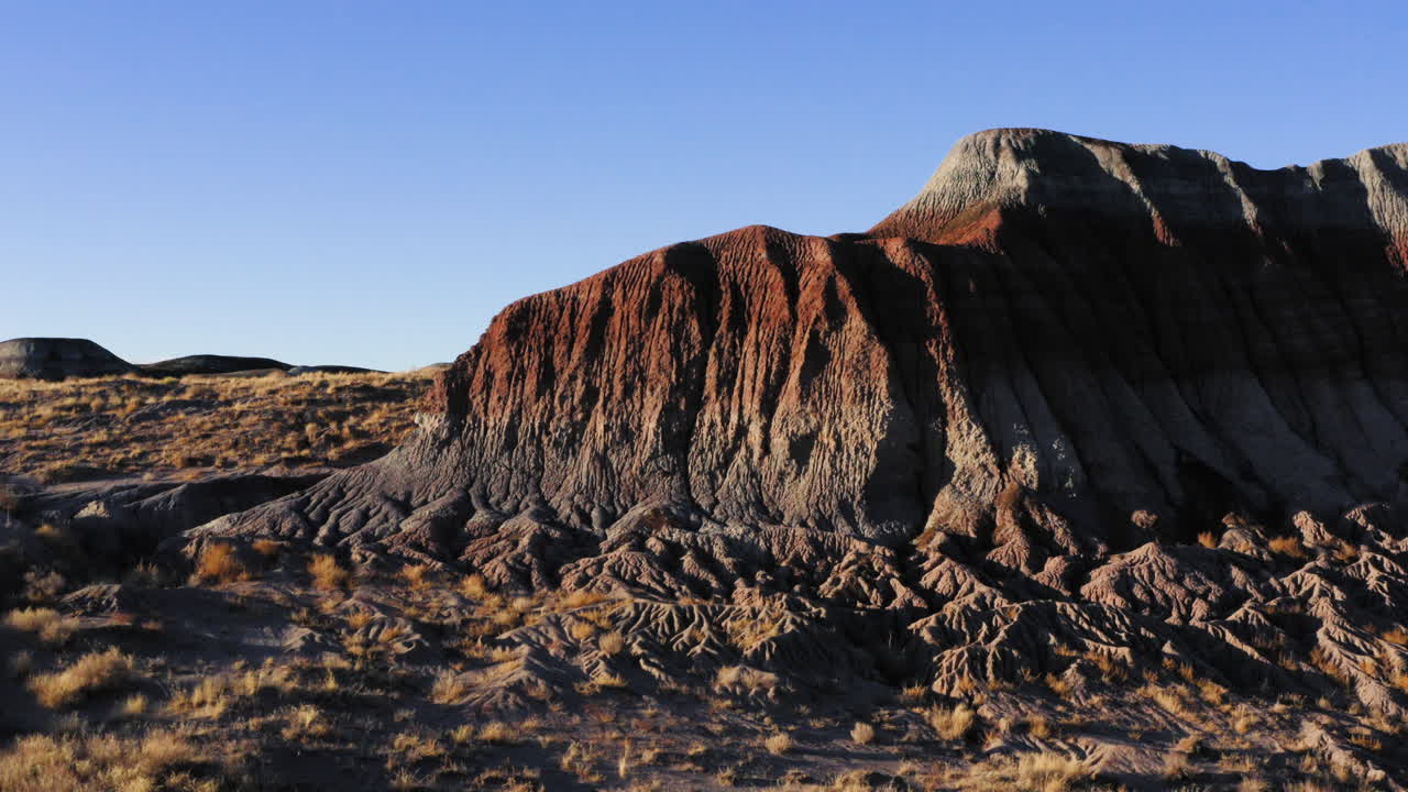 애리조나에 있는 칠해진 사막의 황무지, 하늘이 있는 햇빛의 풍경 - 돌리 샷