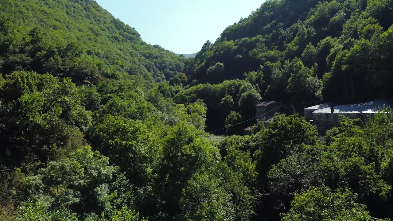 스페인 아스투리아스의 푸른 계곡 한가운데에 있는 두 개의 오래된 집