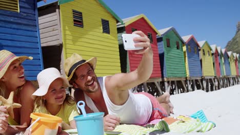 familia tomando una selfie en el teléfono móvil en la playa