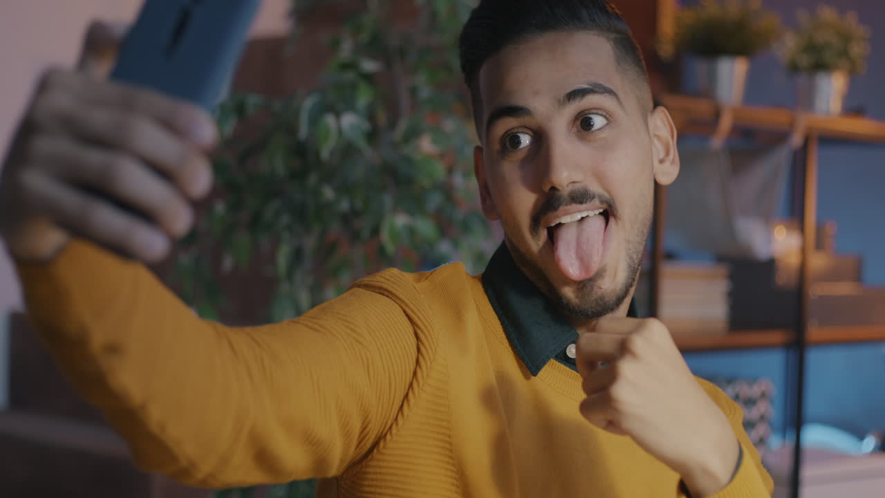 Uomo che si fa un selfie