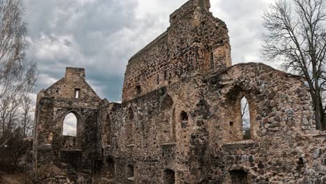 Ruinas-Del-Castillo-Medieval-De-Sigulda,-Letonia