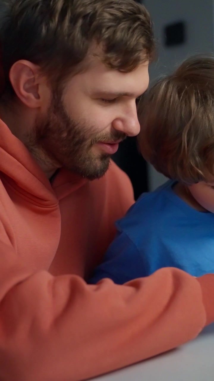 Bambino e padre che riparano insieme una macchinina telecomandata