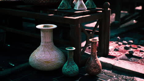 una colección de jarrones de cerámica decorativos en una mesa de madera