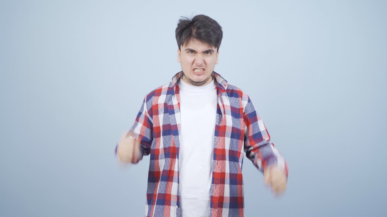 카메라 앞에서 신경 ⁇ 약에 걸린 남자