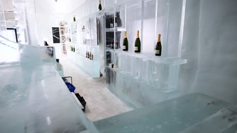 gran bar de hielo con bebidas en un hotel de hielo en el norte de suecia