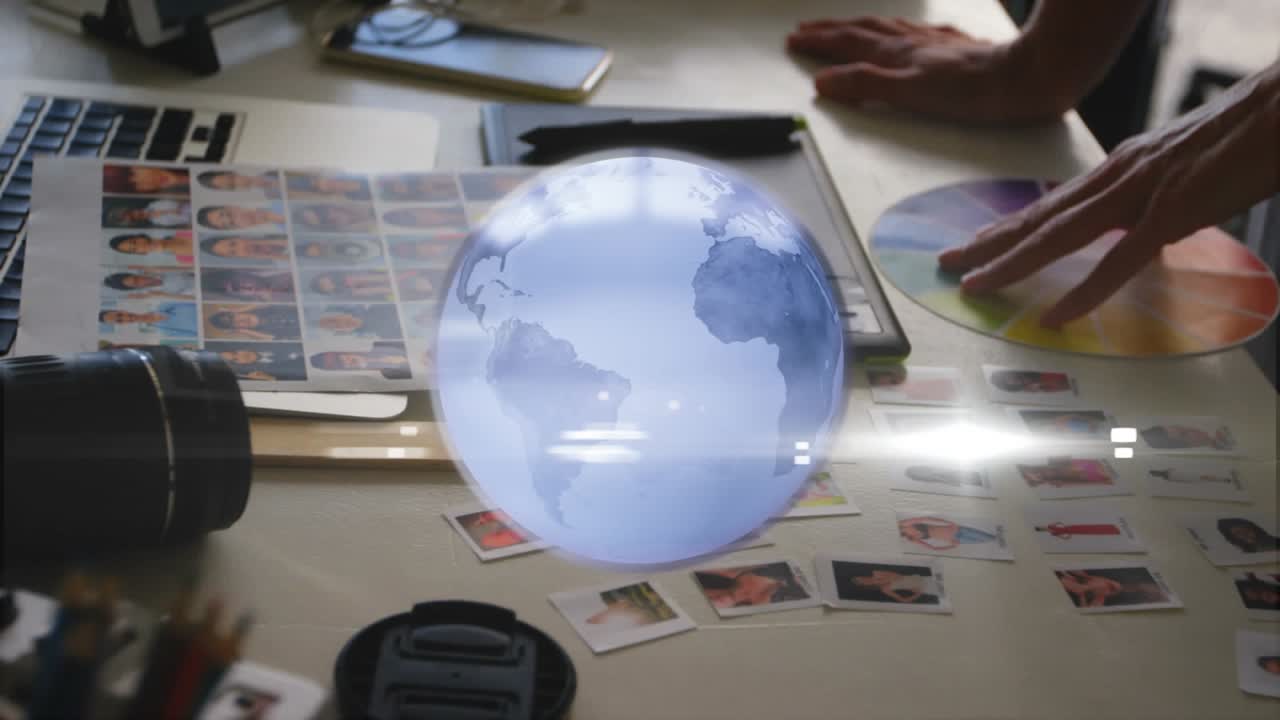 Animación de un icono de globo y un punto de luz sobre la sección media de un diseñador gráfico sosteniendo una paleta de colores.