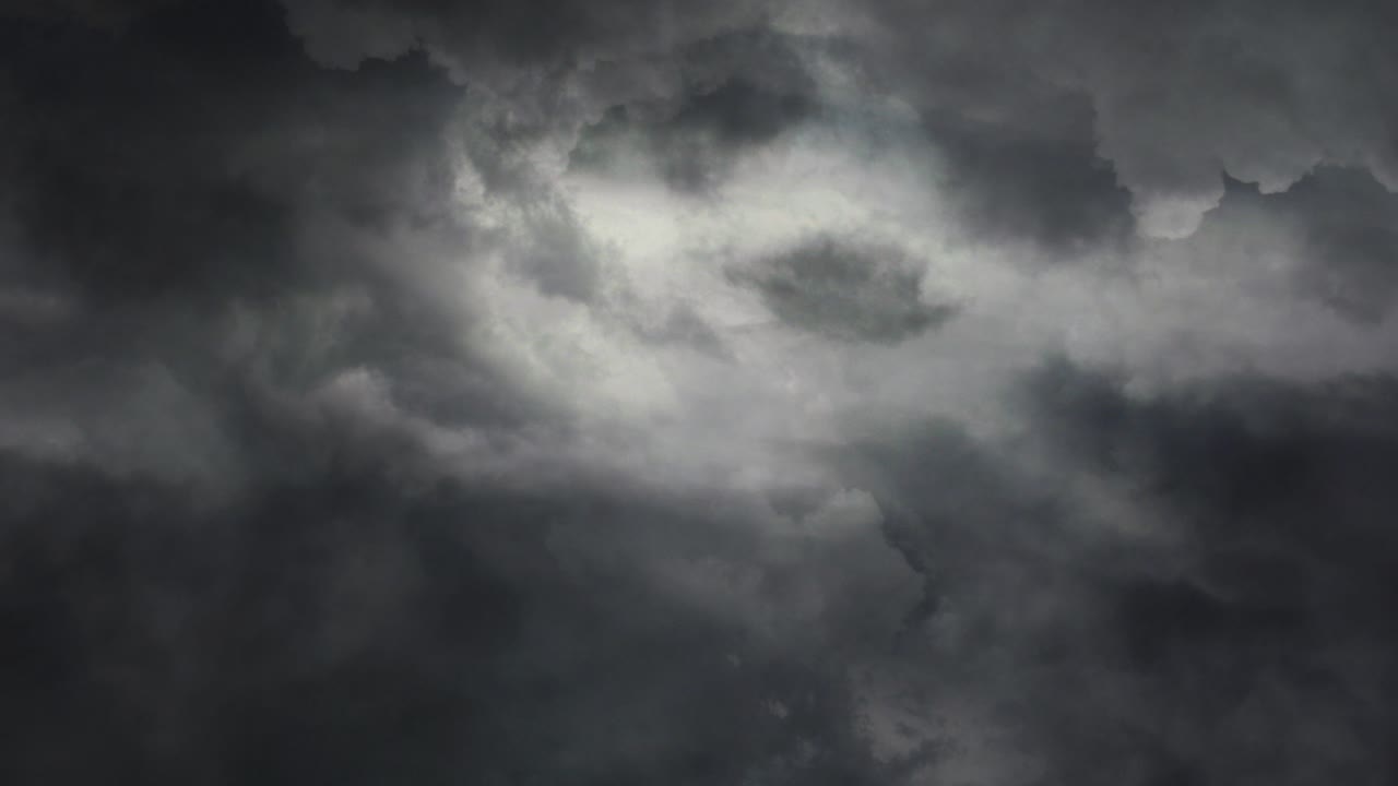 nubes de tormenta oscuras y relámpagos llamativos 4k