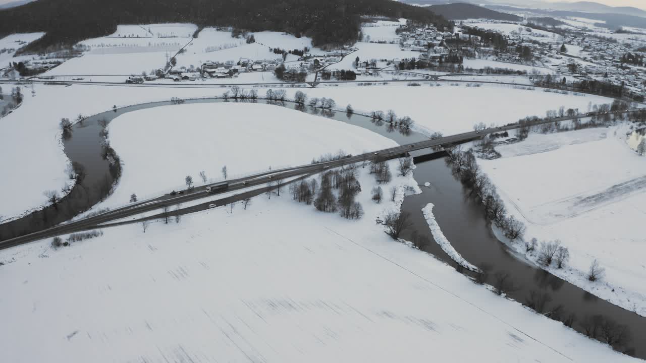 눈 덮인 풍경을 가로지르는 독일의 고속도로