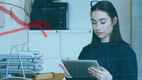 animación del procesamiento de datos financieros sobre una mujer de negocios caucásica usando una tableta digital en la oficina.