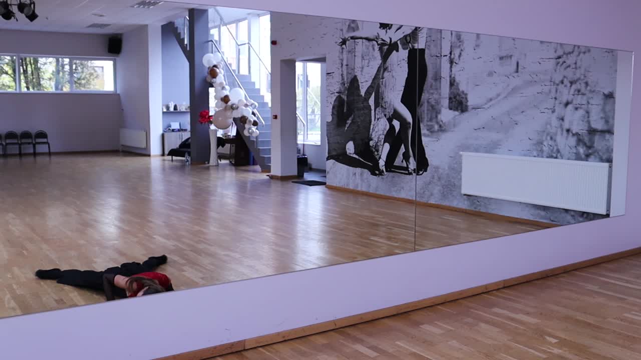 거울 앞에서 회전하는 슬로우 모션 여성 댄서