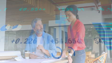 animación del procesamiento de datos sobre diversos colegas que hablan en la oficina