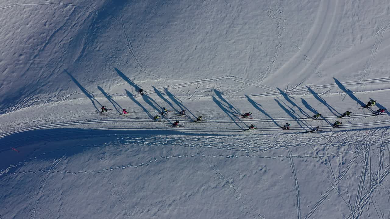 겨울 에 빛 을 받으면서 프로 국제 크로스컨트리 스키 경주 를 공중 에서 보는 새 들 의 눈