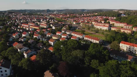 Vista-Aérea-Registrada-En-La-Zona-Suburbana-Verde-Y-Hermosa-Llamada-Karralund-Ubicada-En-Gotemburgo,-Suecia