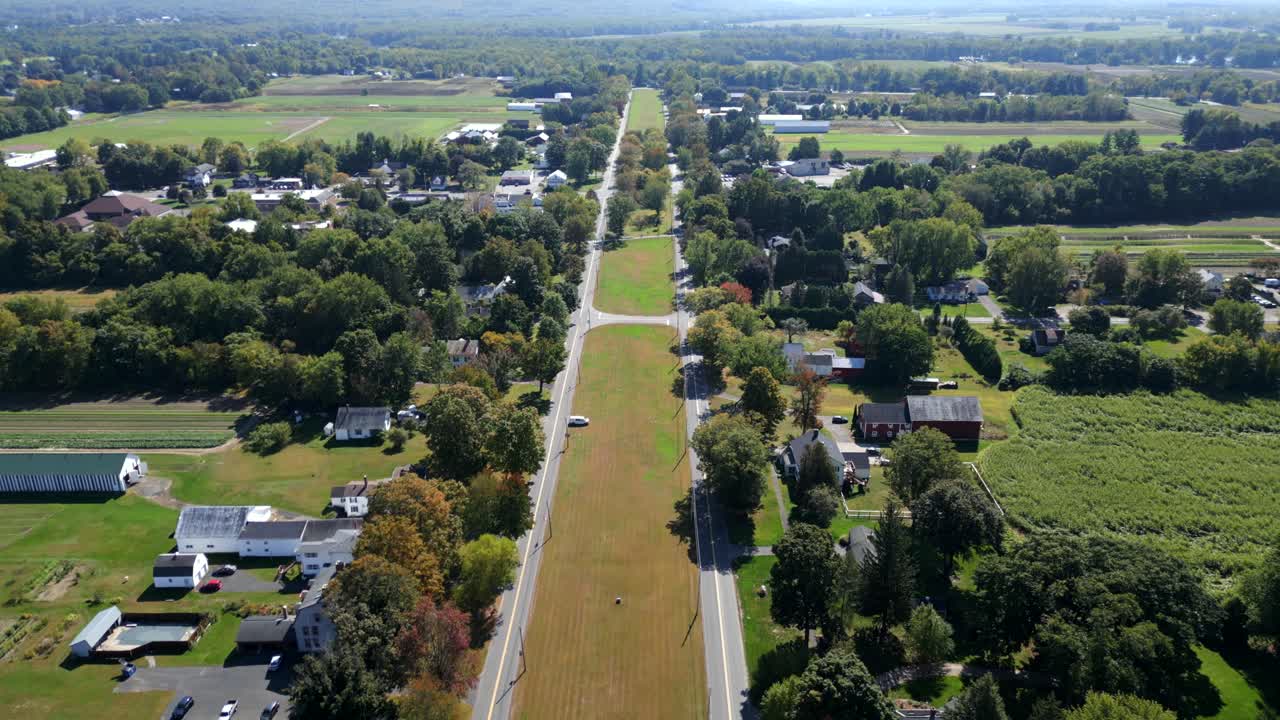 Luftfoto af den naturskønne Route 9 i Hadley i Massachusetts, USA, på den anden side af Connecticut River.