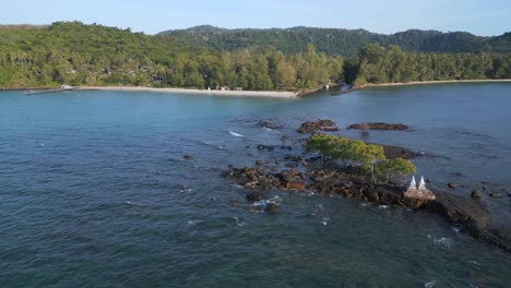 Pequeña-Isla-En-Alta-Mar-Con-Santuario-Del-Templo