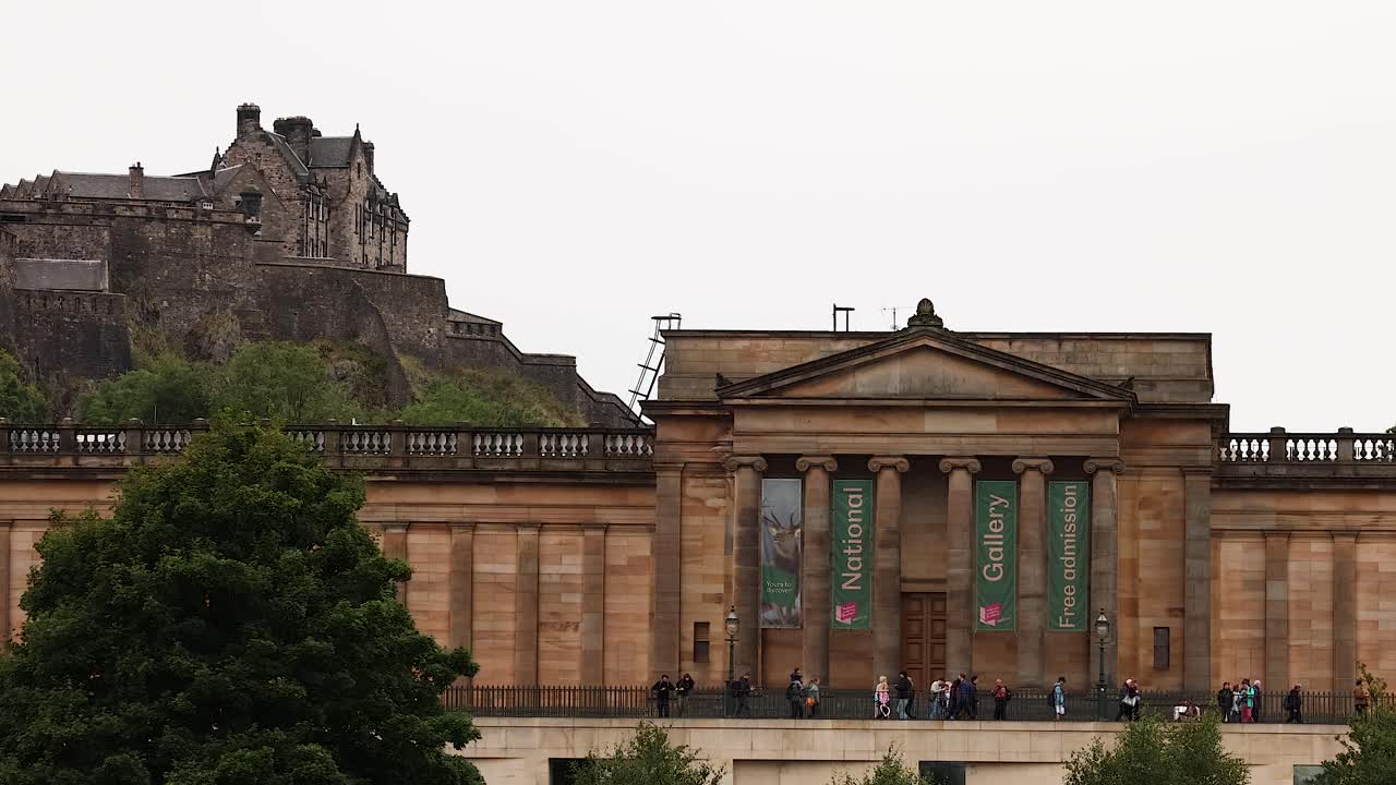 에딘버러 성을 배경으로 한 국립 미술관