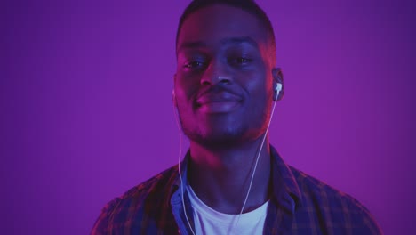 joven escuchando música
