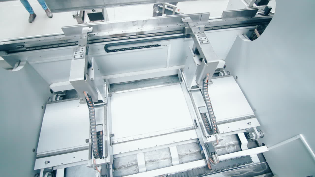 공장에서의 로 ⁇  기계. 금속 가공을 위한 현대 산업 장비