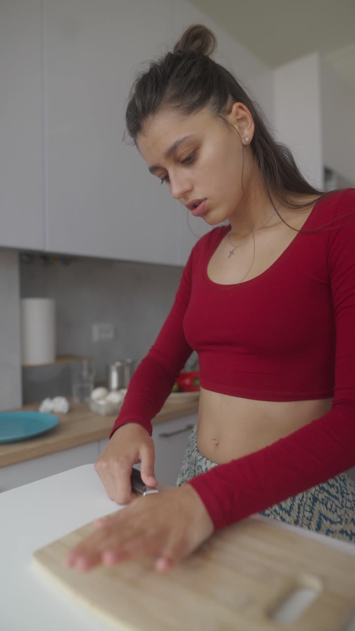 mujer cortando verduras en la cocina