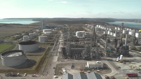una refinería de petróleo costera