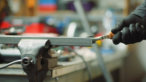 hombre que trabaja en la industria metalúrgica cortando y midiendo piezas metálicas en el taller 8