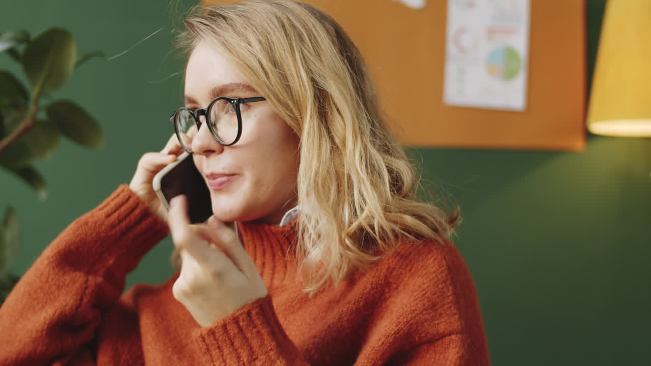 Kvinde i telefonen på kontoret