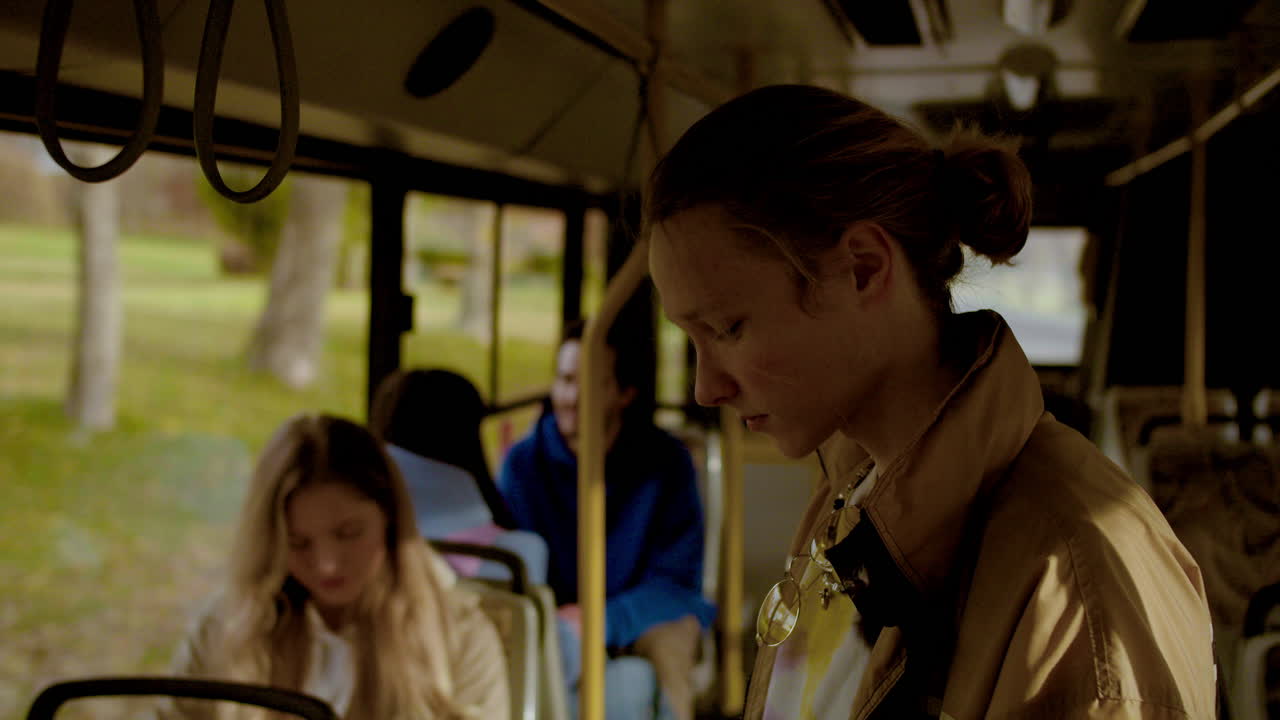 버스에 있는 젊은 남자