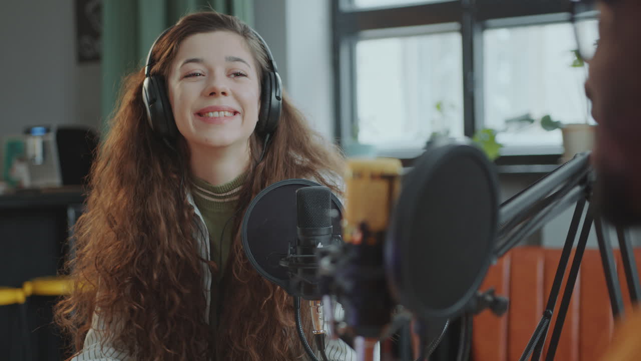 jóvenes co-anfitriones grabando podcast de audio juntos en el estudio