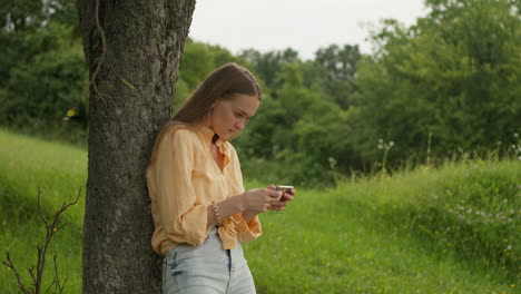 Woman-playing-games-on-phone-outdoors