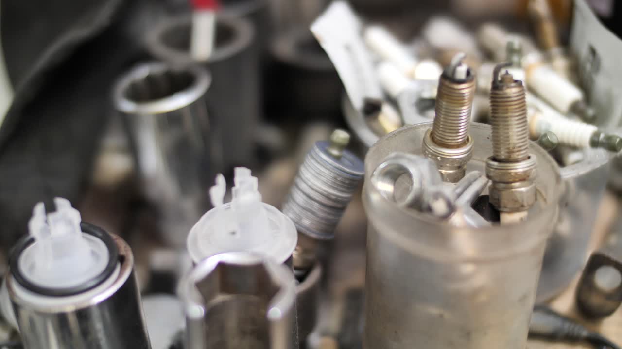 llave de tubo, perno, bujía, pequeñas piezas mecánicas para reparación de automóviles