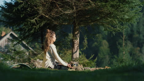 Mujer-De-Yoga-Disfrutando-Del-Amanecer-En-La-Montaña.-Hermosa-Chica-Haciendo-Yoga-En-El-Bosque.