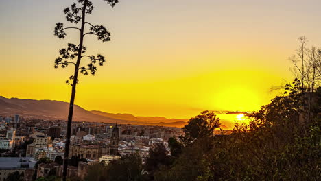 Fascinante-Espectáculo-De-La-Puesta-De-Sol-Vista-Desde-La-Antigua-Fortaleza-De-Gibralfaro