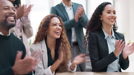 felices, aplausos y gente de negocios en la oficina
