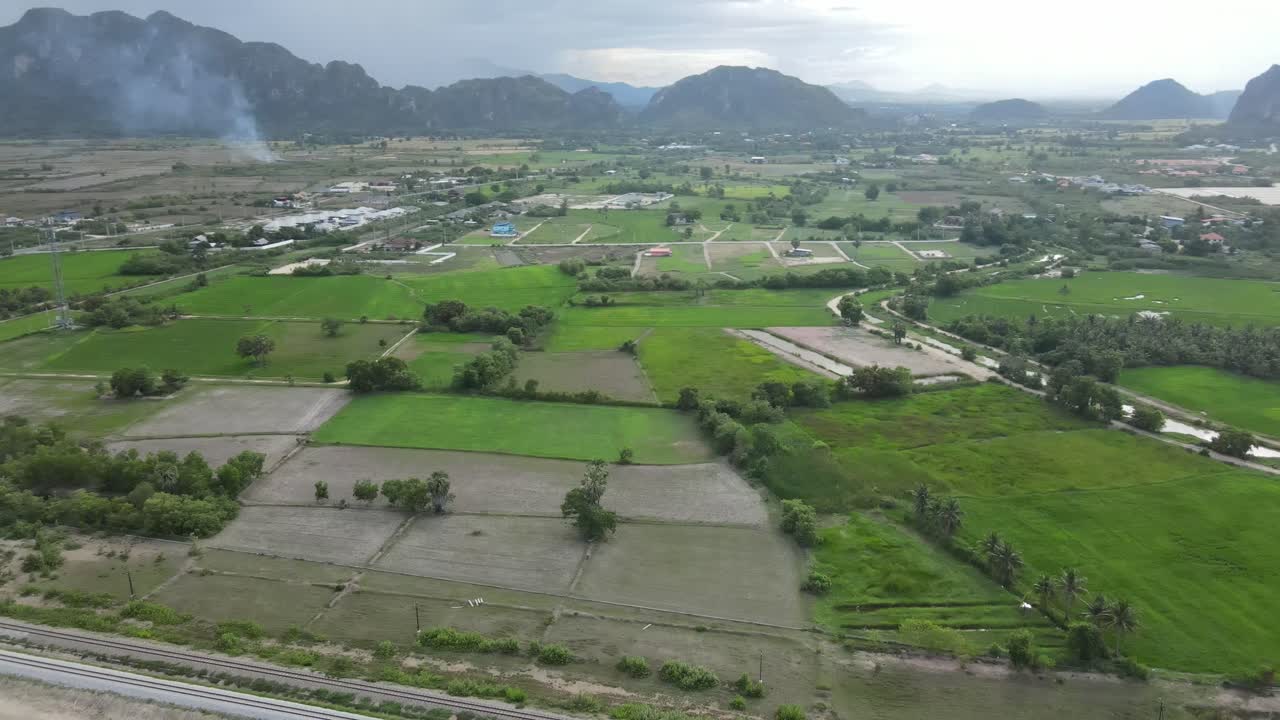 ภาพถ่ายทางอากาศแบบแพนกล้องด้วยโดรนของสะพานกลับรถเหนือทางรถไฟในชะอำ ประเทศไทย