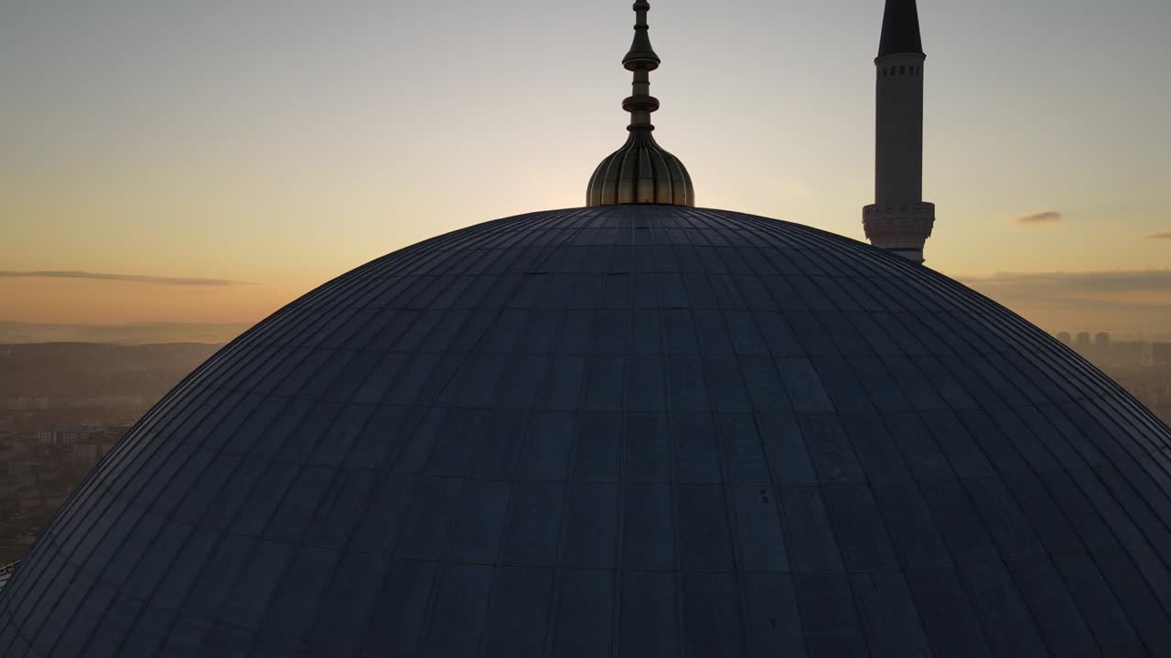 la mezquita de camlica en el amanecer video de drones uskudar istanbul turquía