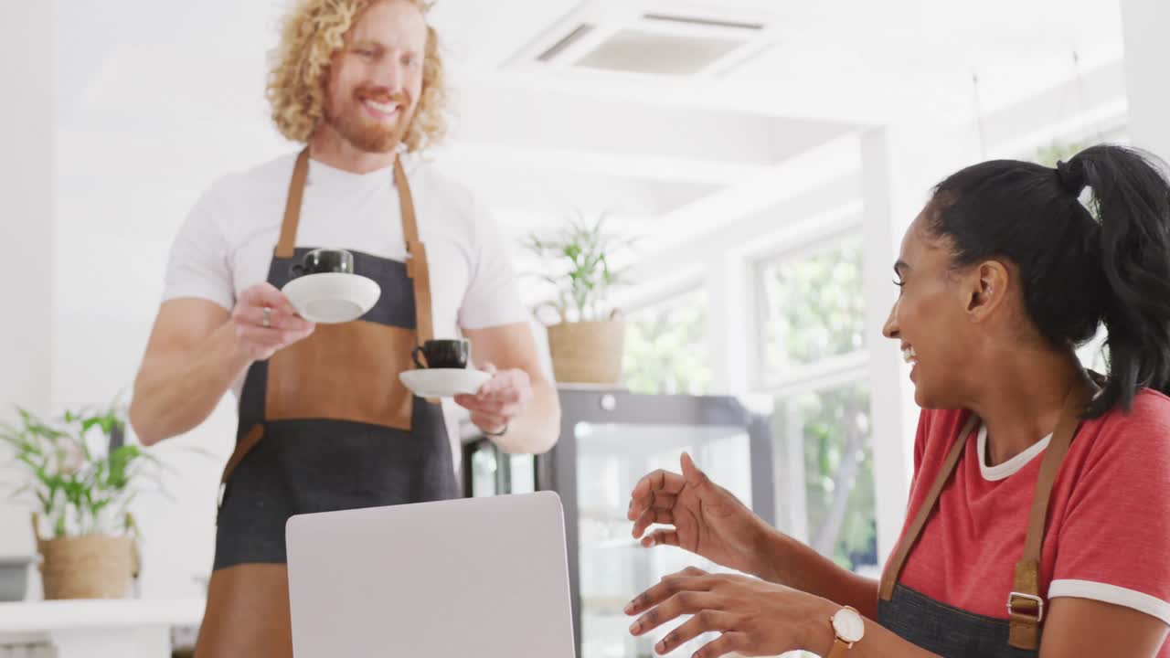 baristas hombres y mujeres felices hablando y tomando café en su café.