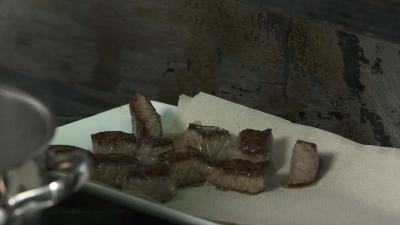 끓인 쇠고기를 냄비에서 쟁반에 꺼내기