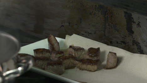 retirar la carne para guisar estofada de la olla y colocarla en una bandeja.