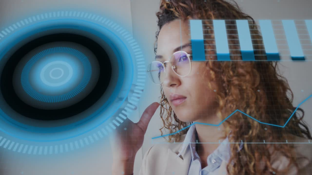 animación del procesamiento de datos sobre mujeres biraciales que usan teléfonos inteligentes