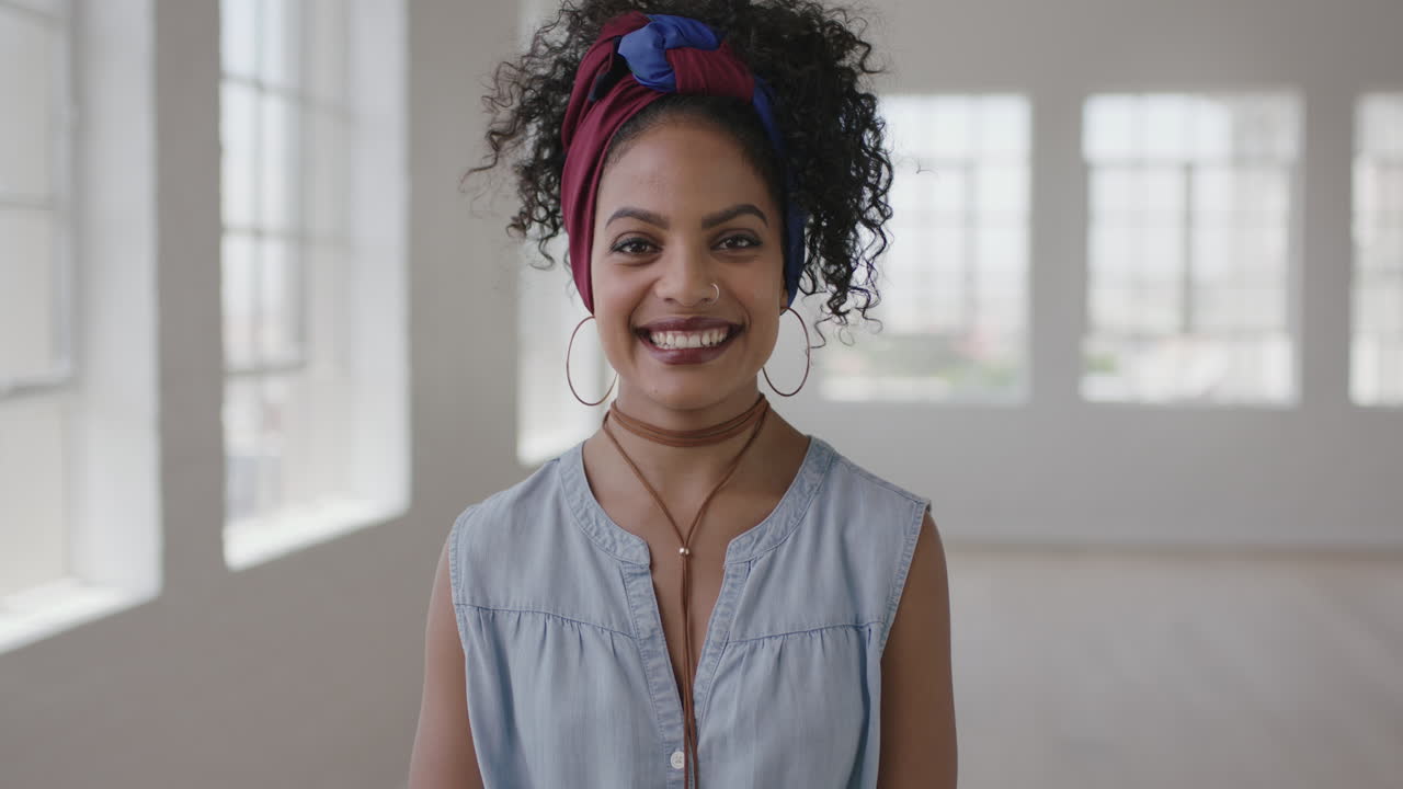 retrato en cámara lenta de una mujer hispana joven e independiente riendo alegremente orgullosa disfrutando de un exitoso cambio de estilo de vida en un nuevo apartamento