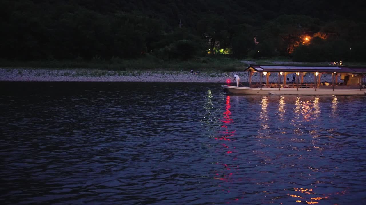 barco de observación de pesca de cormoranes viaja por el río nagara, gifu en el crepúsculo
