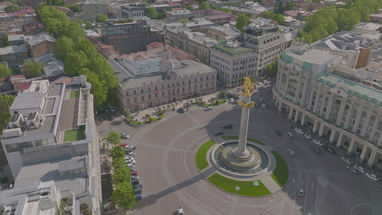 toma ascendente y descendente del monumento a la libertad, plaza de la libertad, tbilisi, georgia