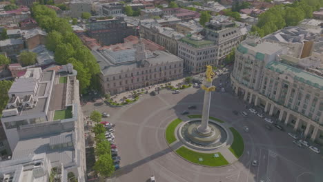 Rising-and-descending-shot-of-the-Freedom-Monument,-Liberty-Square,-Tbilisi,-Georgia