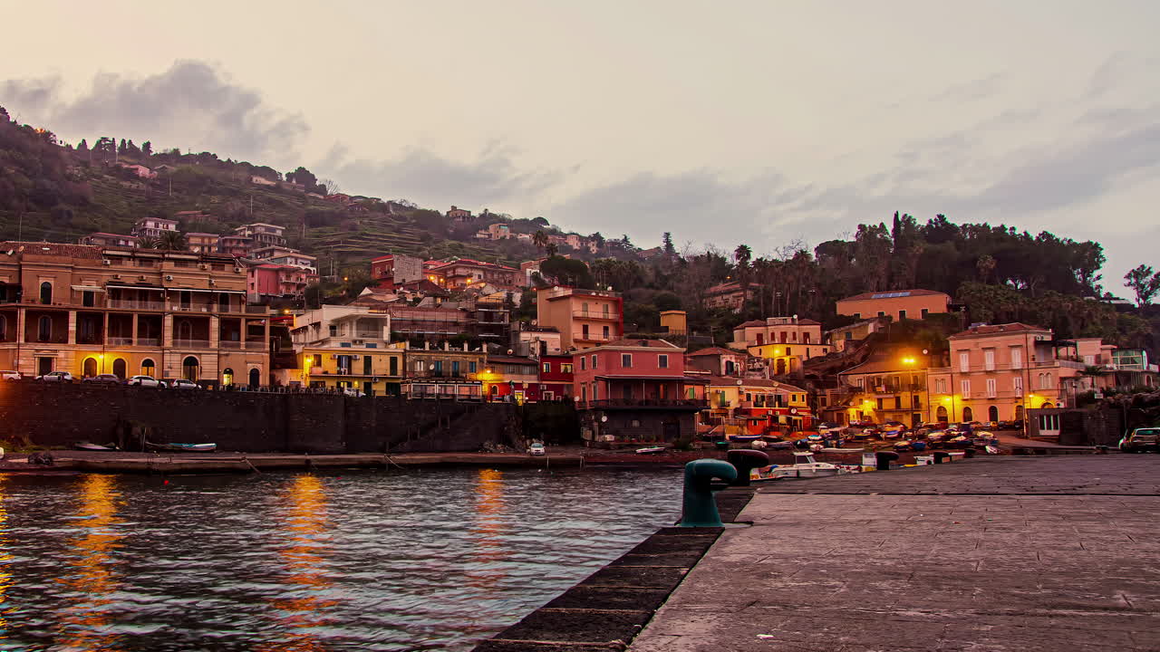 Timelapse dal basso di una città portuale mediterranea in Sicilia, Italia